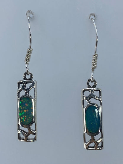 Par de aretes de plata 950 con ópalo de fuego verde olivo en marco calado
