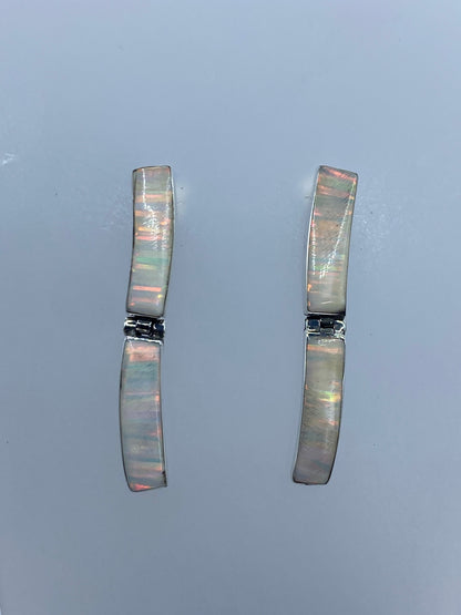 Par de aretes de plata con ópalo de fuego blanco, 3 cm de largo, sobre fondo gris