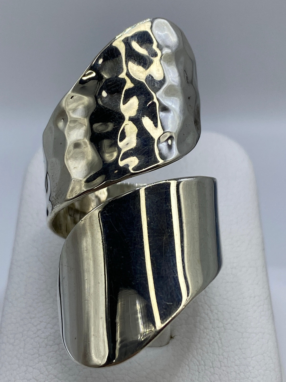 Anillo de plata repujado con ondas en relieve, visto de frente mostrando el motivo ascendente