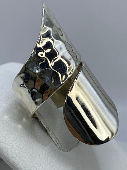 Anillo de plata 925 repujado en la mano, detalle del trabajo de relieve artesanal