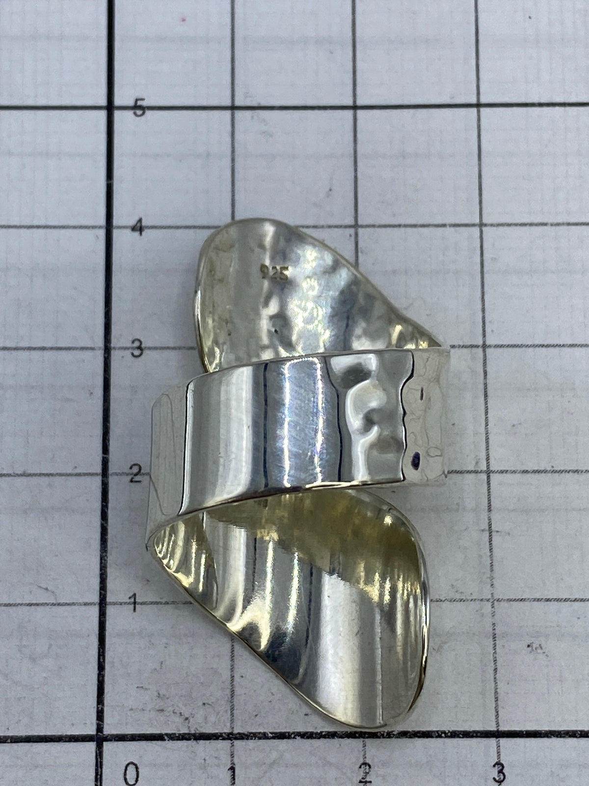 Anillo sobre escala de centímetros mostrando tamaño real y marca 925