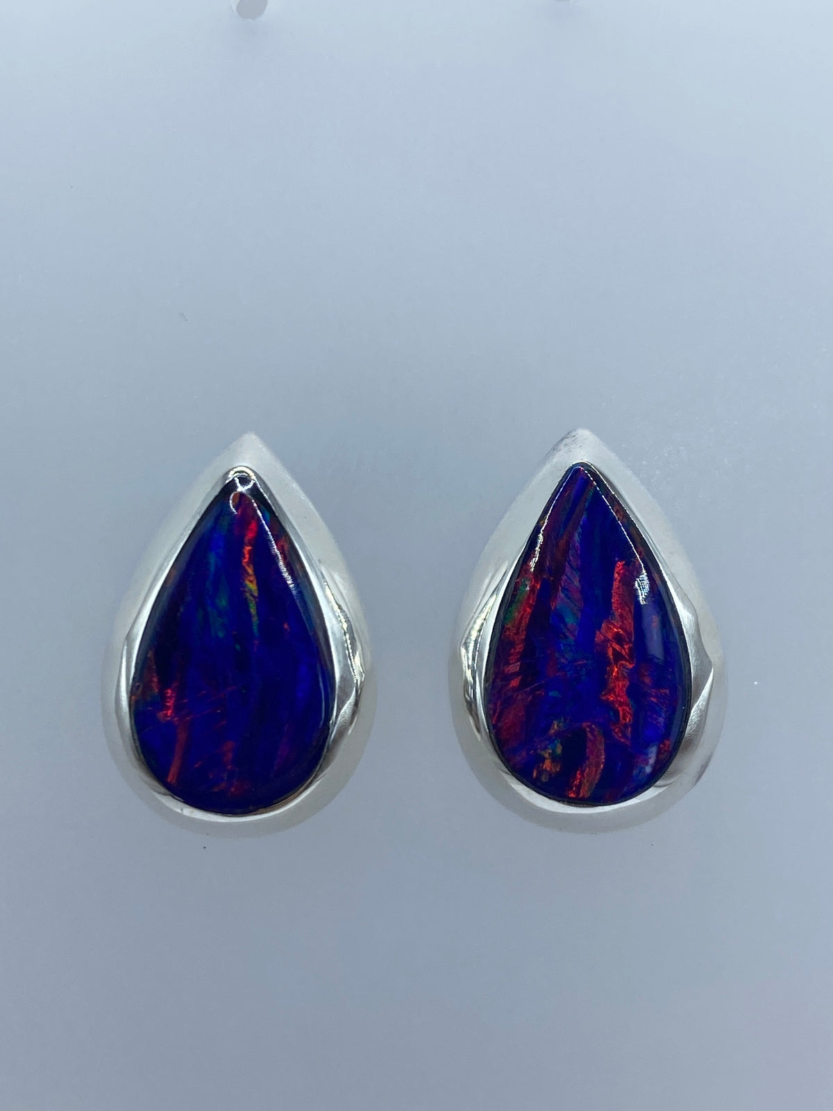 Aretes de ópalo de fuego multicolor en plata 925 mostrando colores rojo, naranja, verde y amarillo