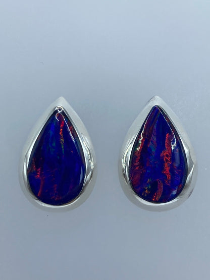 Detalle del ópalo de fuego con iridiscencia multicolor en ambos aretes