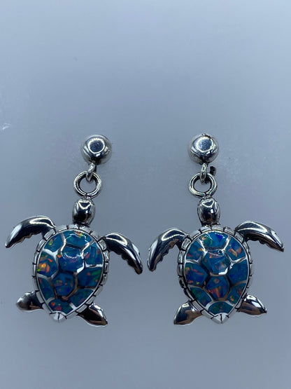 Detalle del ópalo de fuego con destellos de color azul, verde y coral bajo la luz
