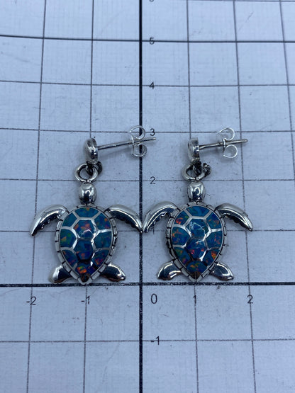 Aretes de tortuga en plata 950 con Quinto visible en el reverso del caparazón