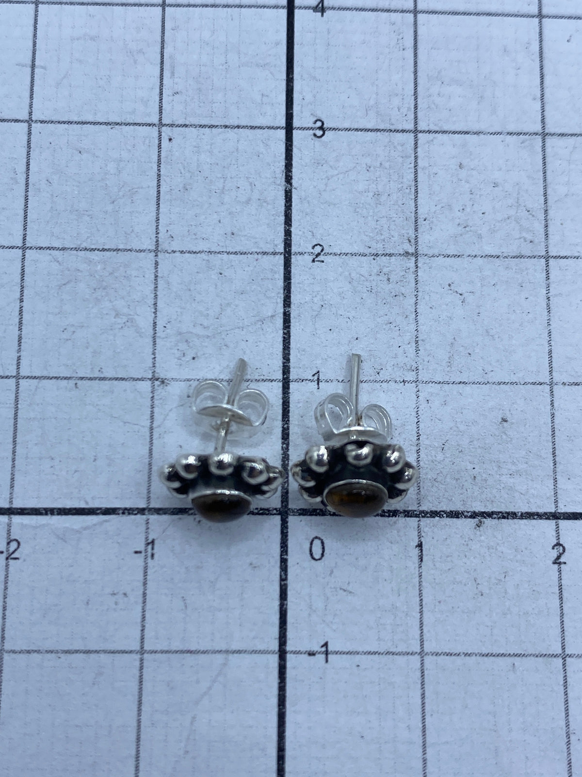 Aretes en la mano mostrando ligereza y comodidad, con postes de plata 925