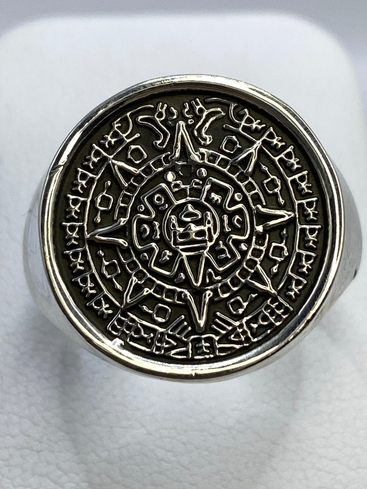 Anillo de plata repujado con el Calendario Azteca visto desde arriba en relieve detallado