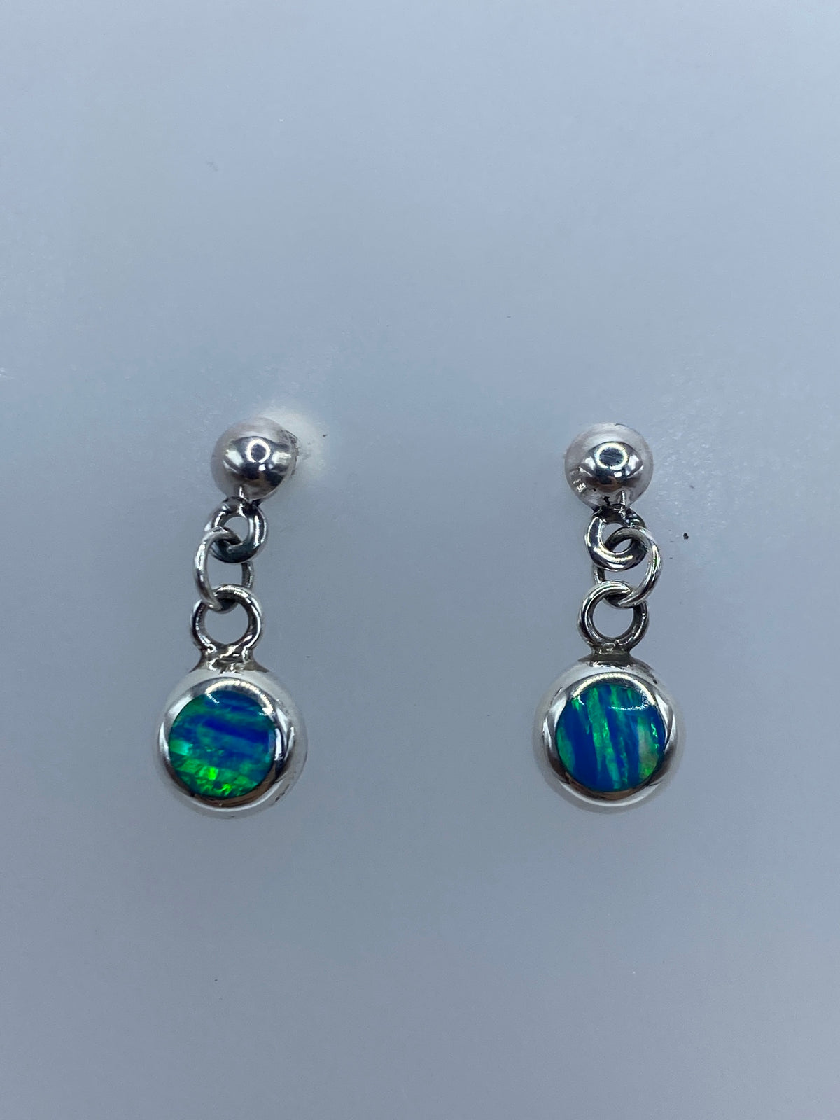 Par de aretes de plata con ópalo de fuego azul, 2 cm de largo, engaste de plata visible