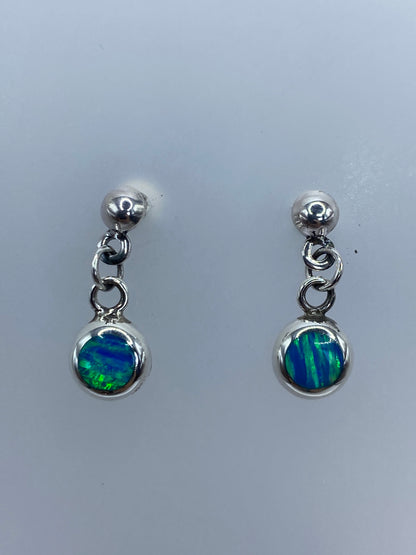 Aretes posados sobre regla mostrando medida de 2 cm