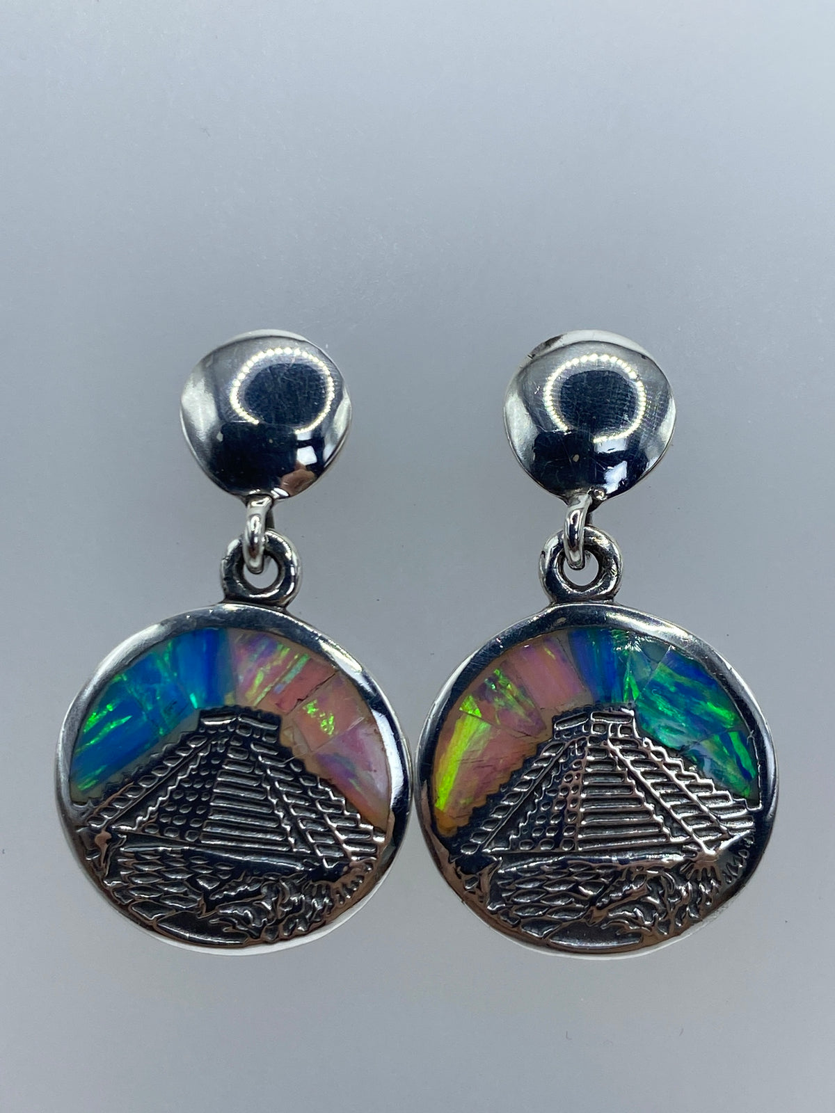 Par de aretes de plata 950 con ópalo de fuego multicolor y diseño de pirámide azteca
