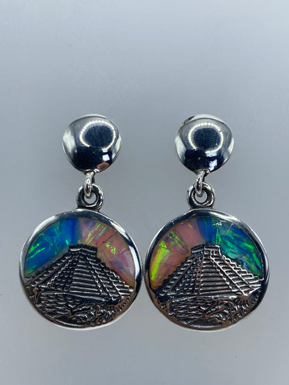 Par de aretes de plata 950 con ópalo de fuego multicolor y diseño de pirámide azteca
