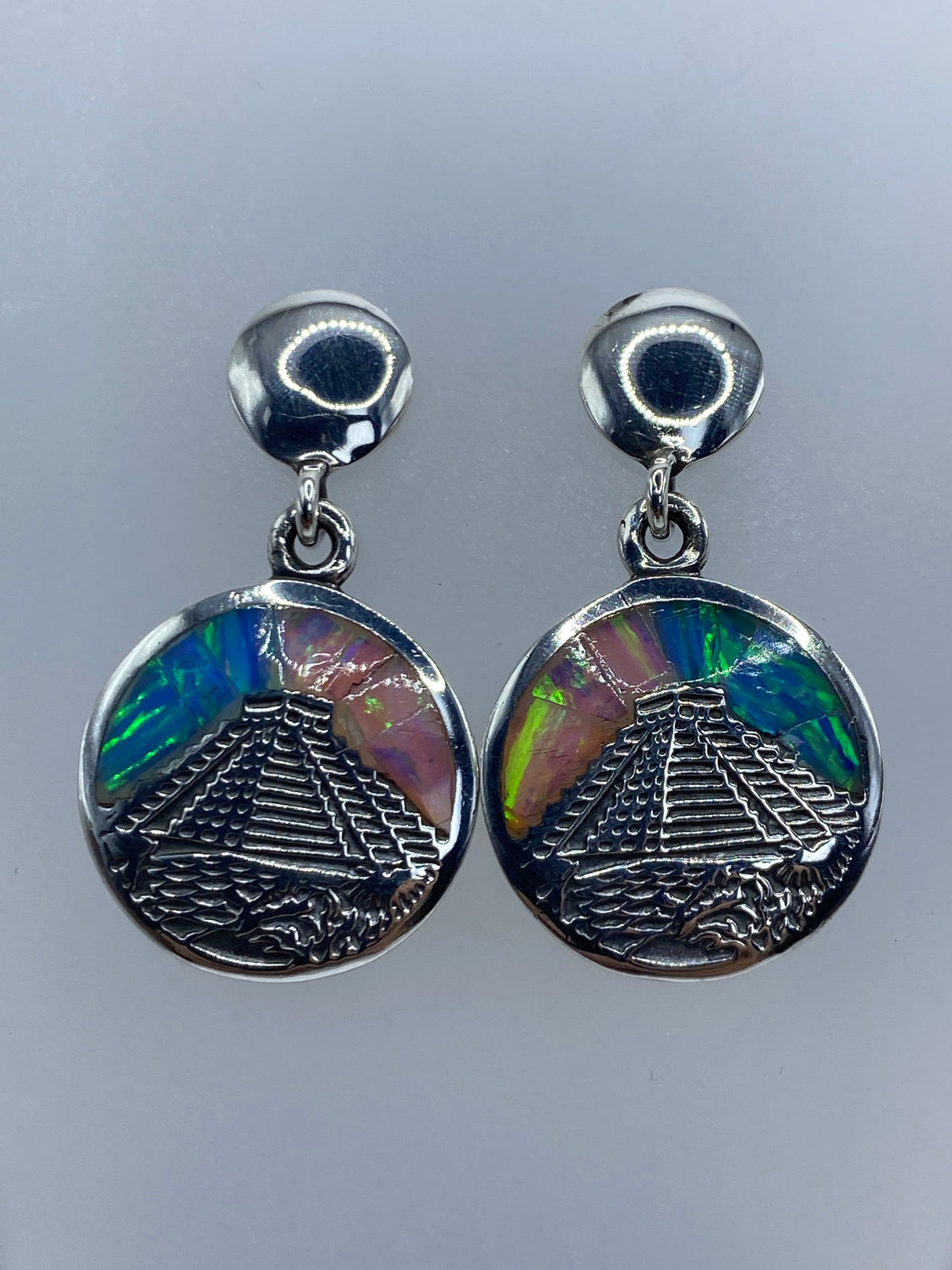 Detalle de la incrustación de ópalo de fuego multicolor (azul, verde, rosa, dorado) en plata
