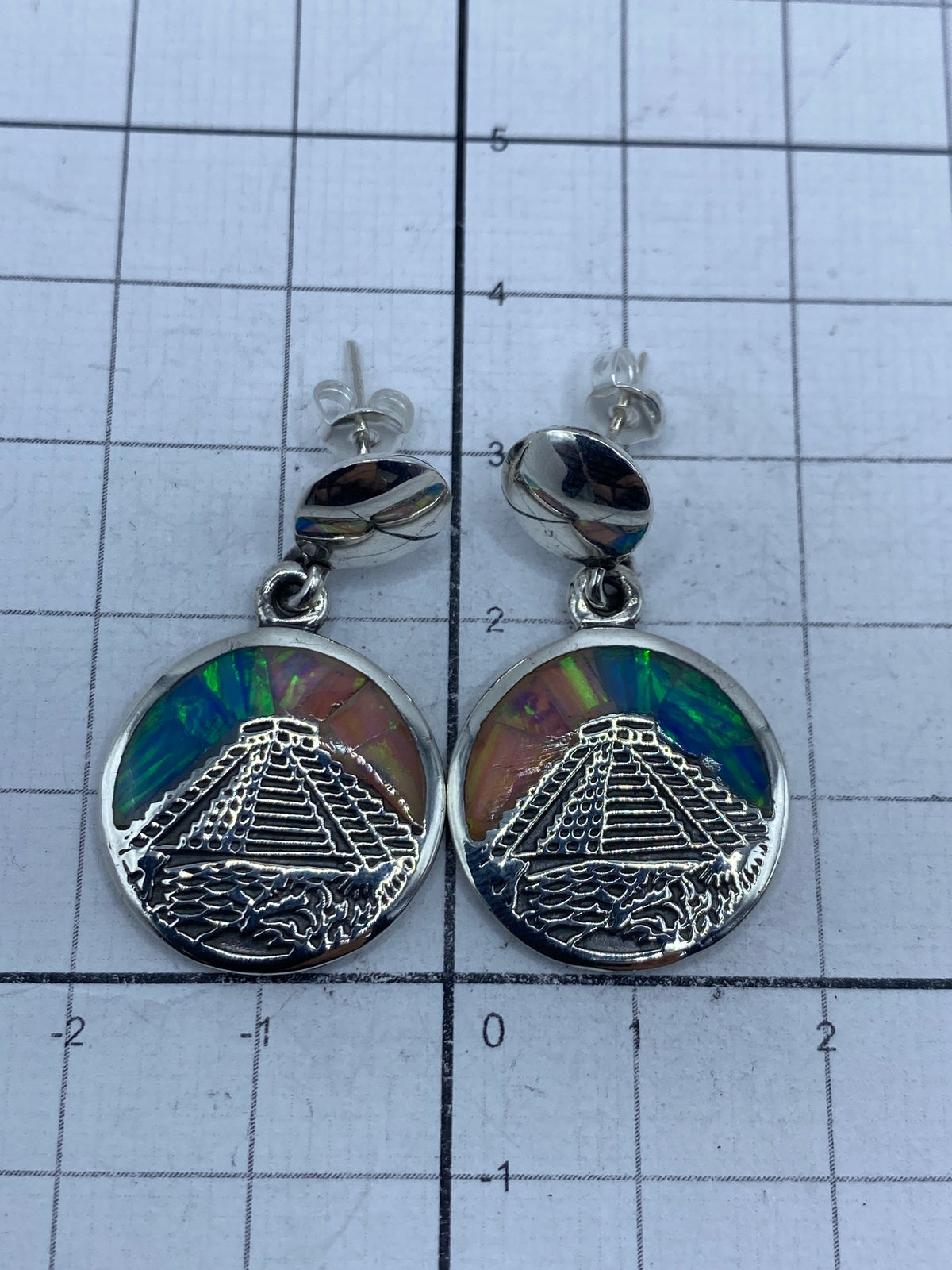 Reverso de los aretes mostrando el Quinto 950 y postes de seguridad