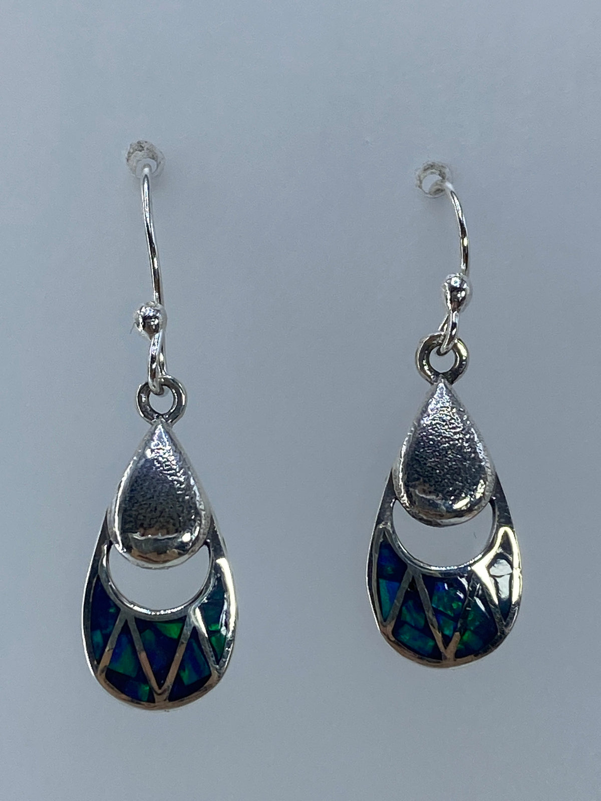 Par de aretes de plata con ópalo de fuego verde olivo, incrustación a mano, vista frontal