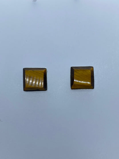 Aretes con ojo de tigre mostrando el brillo y reflejos ondulantes de la piedra