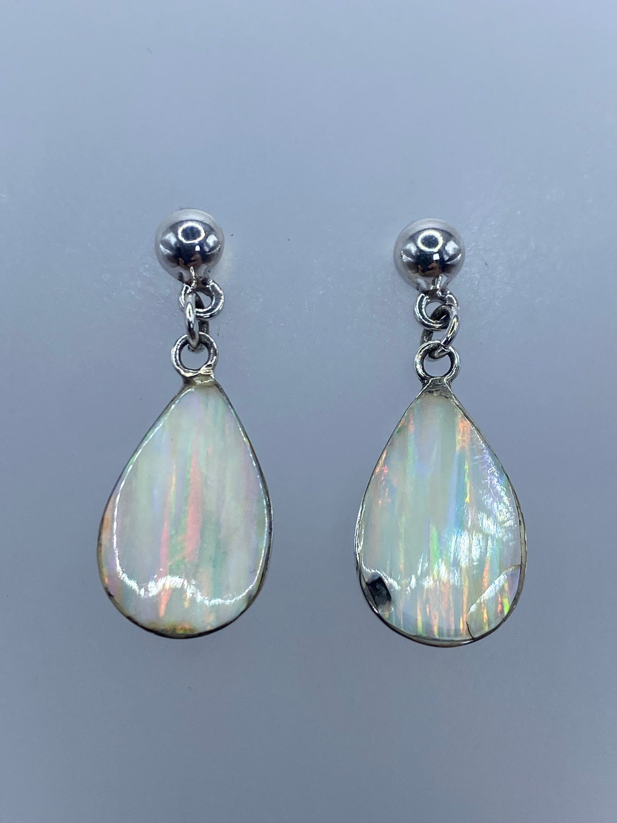 Aretes de ópalo de fuego colgantes en vista frontal, 3 cm de largo