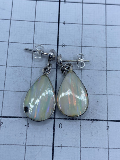 Aretes sobre balanza mostrando peso de 3.7 gramos y Quinto 925