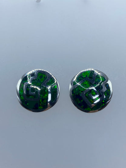 Aretes de plata con ópalo de fuego verde, vista frontal de la piedra engastada