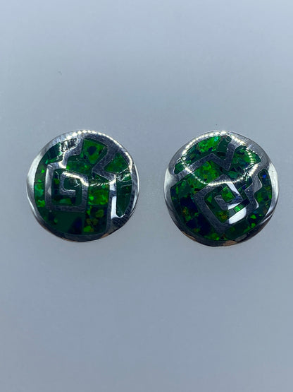 Par de aretes compactos de plata 950 mostrando el verde profundo del ópalo