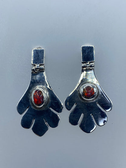 Aretes de plata con ópalo de fuego multicolor en diseño floral, par completo