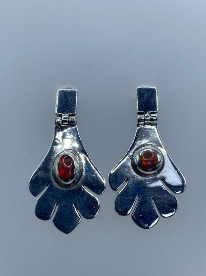 Detalle del arete mostrando el engaste artesanal del ópalo de fuego