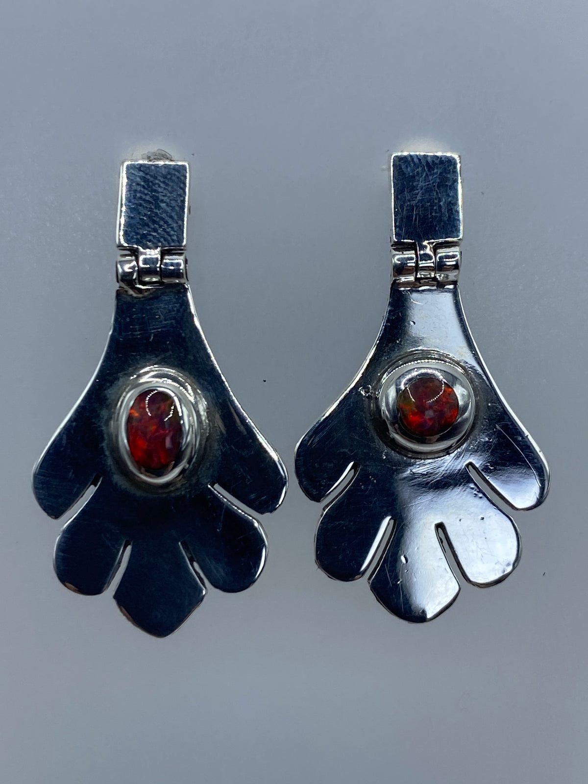 Aretes sobre regla mostrando 3 cm de largo