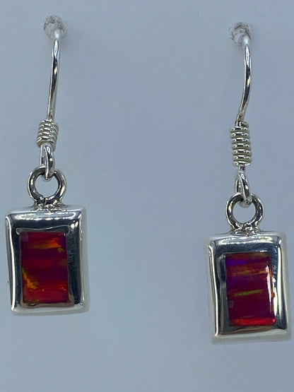Aretes sobre papel con escala: 3 cm de largo cada uno