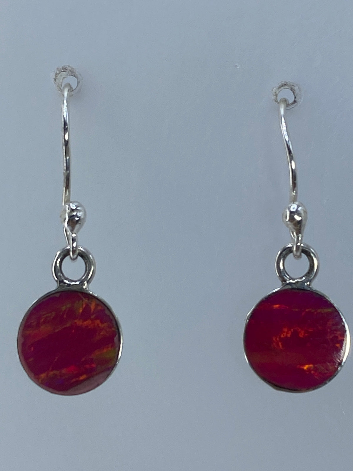 Aretes sobre regla de centímetros, miden 2.3 cm de largo