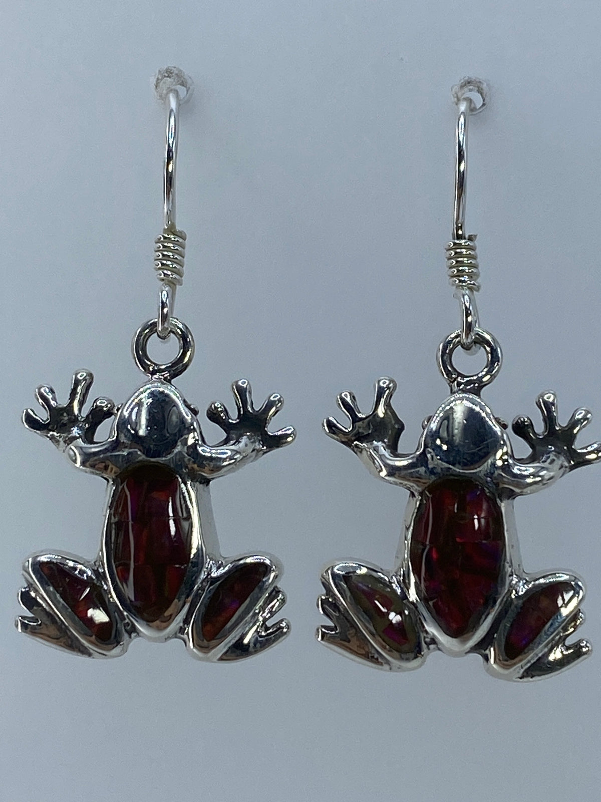 Par de aretes de plata con ópalo de fuego multicolor — tonos naranja, rojo y verde en movimiento