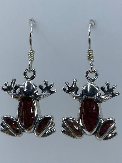 Aretes de ópalo multicolor colgando — vista frontal mostrando el juego de colores