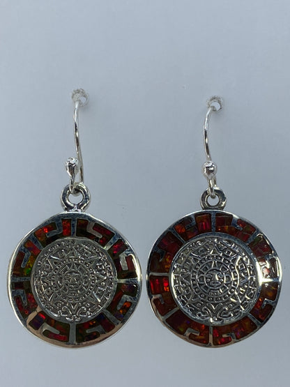 Aretes de plata 950 con ópalo de fuego multicolor, 3 cm de largo, sobre fondo blanco