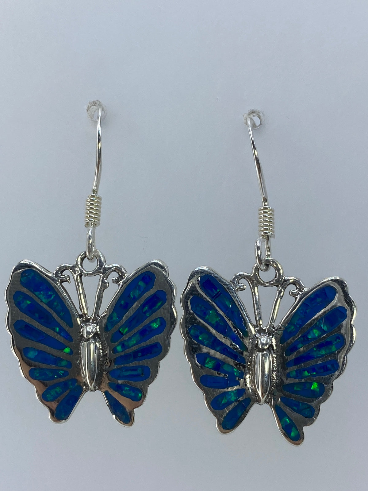 Aretes de plata con ópalo de fuego verde olivo, par completo sobre fondo blanco