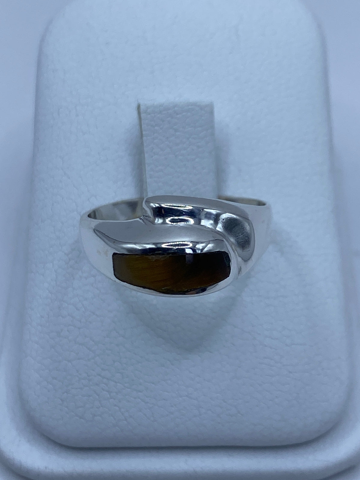 Anillo de plata 925 con Ojo de Tigre café engastado en el dedo medio de una mano