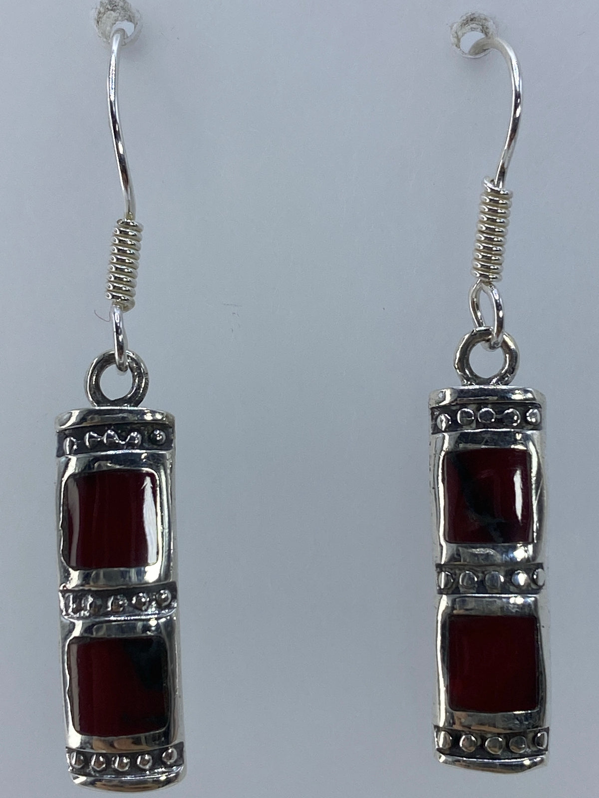 Par de aretes de coral de 3.5 cm de largo sobre escala de centímetros, hechura de Taxco