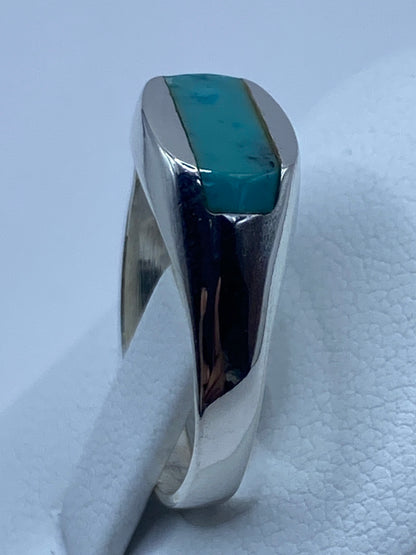 Anillo en talla 8 de plata pura con turquesa, sobre regla de centímetros
