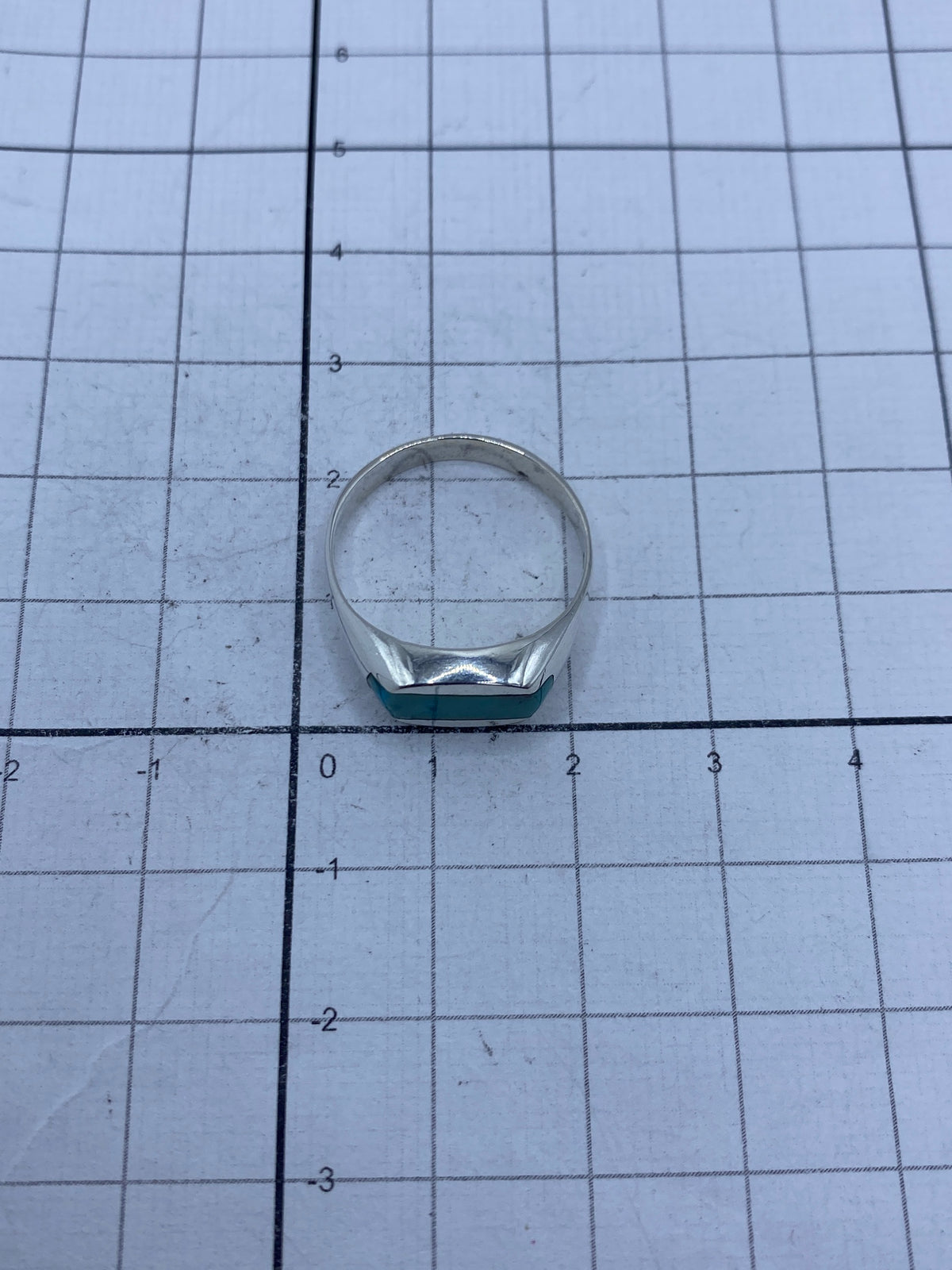Anillo de plata con turquesa azul cielo puesto en dedo, mostrando el color real de la piedra