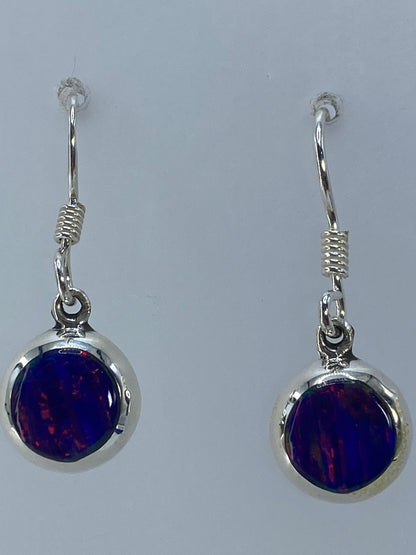 Aretes sobre regla de centímetros, midiendo 2.7 cm de largo