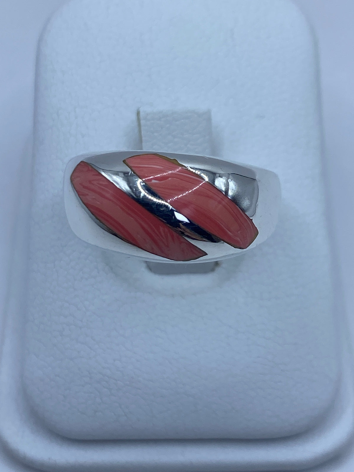 Anillo de plata 925 con coral natural engastado, visto desde arriba en tonos rojos y blancos