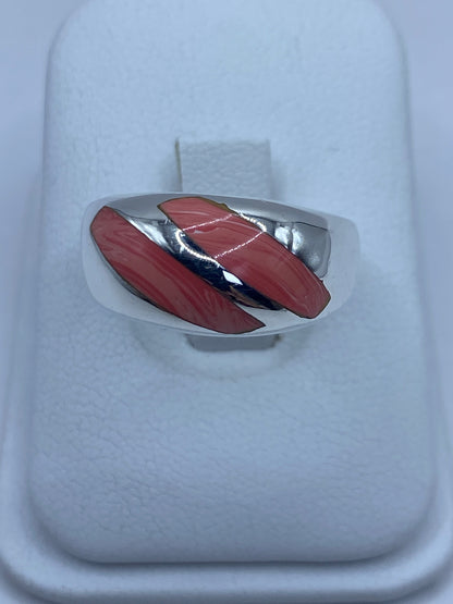 Anillo de plata 925 con coral natural engastado, visto desde arriba en tonos rojos y blancos