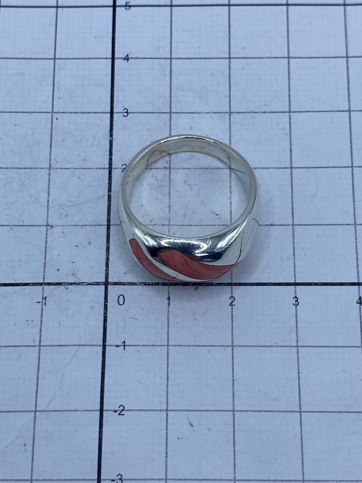 Detalle del reverso del anillo mostrando el Quinto 925 y el acabado interno pulido