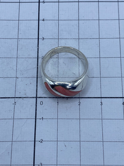 Detalle del reverso del anillo mostrando el Quinto 925 y el acabado interno pulido