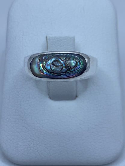 Anillo de plata con concha de abulón iridiscente azul-verde en vista de frente