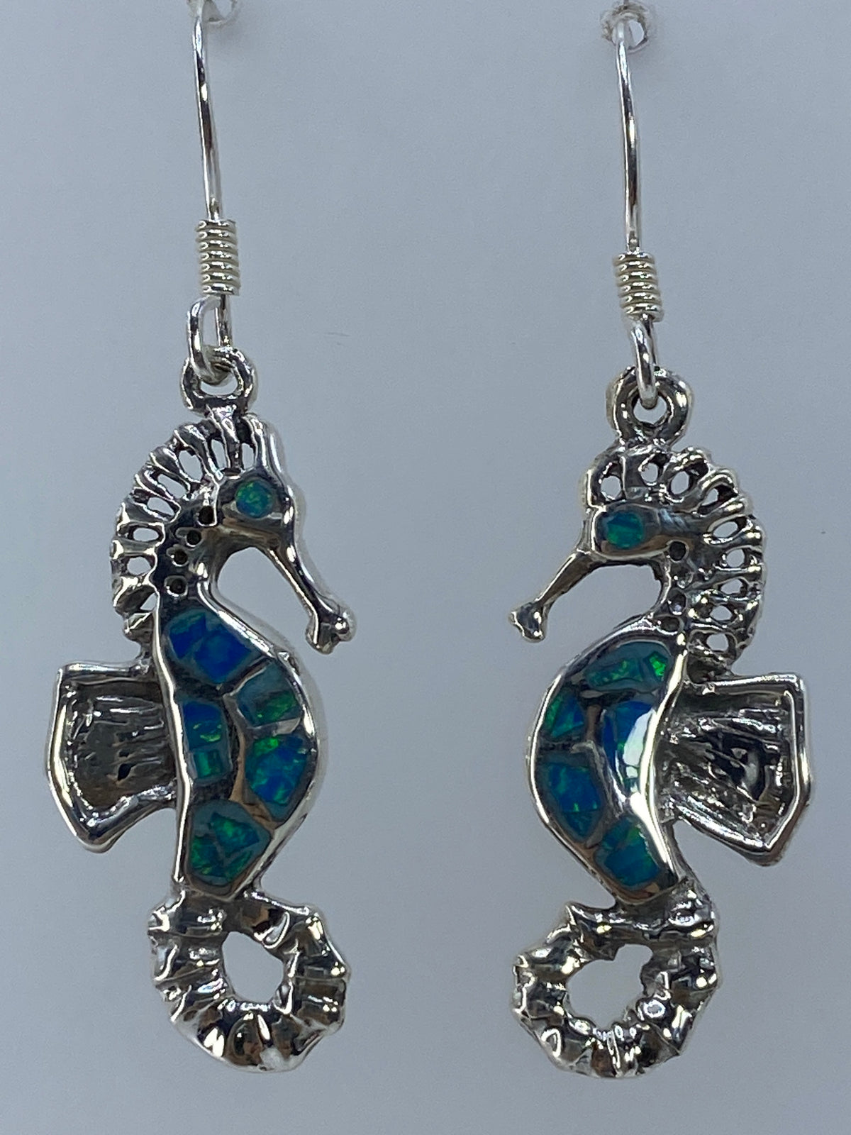 Par de aretes caballito de mar en plata 950 con opalo de fuego verde limon