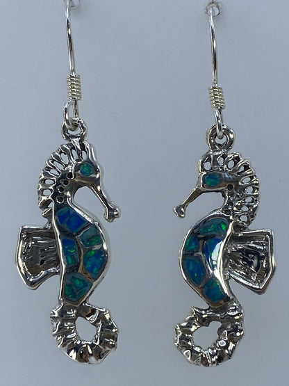 Par de aretes caballito de mar en plata 950 con opalo de fuego verde limon