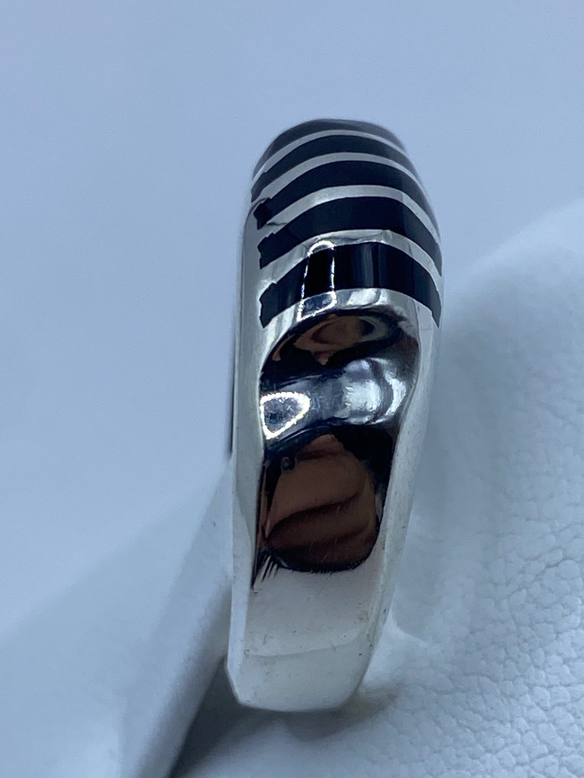 Anillo puesto en dedo mostrando el Quinto 925 en el interior