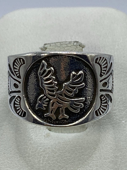 Anillo de plata 925 en repujado con águila heráldica en relieve, visto de frente
