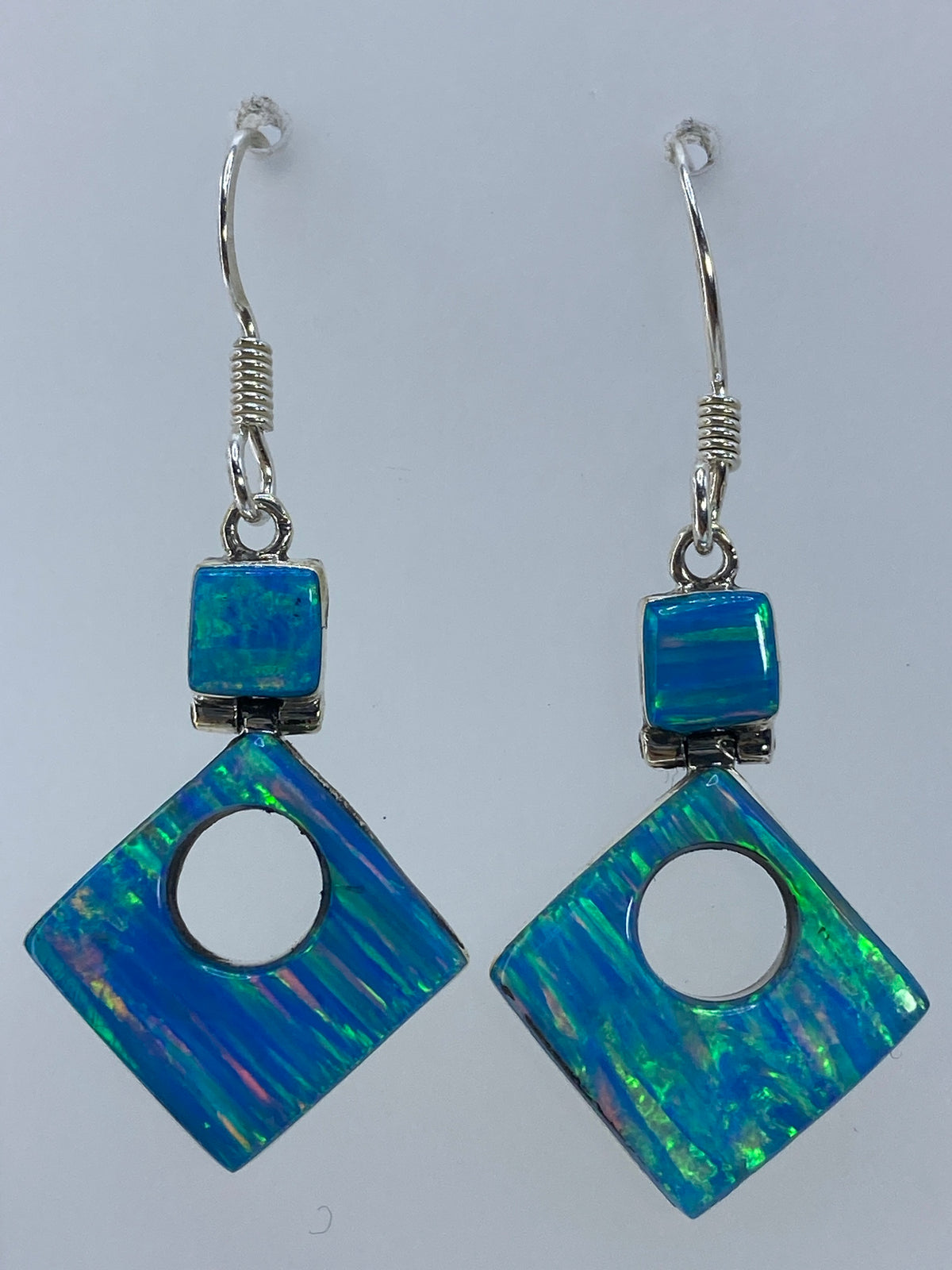 Par de aretes de plata con opalo de fuego verde limon, de 4 cm de largo, vista frontal