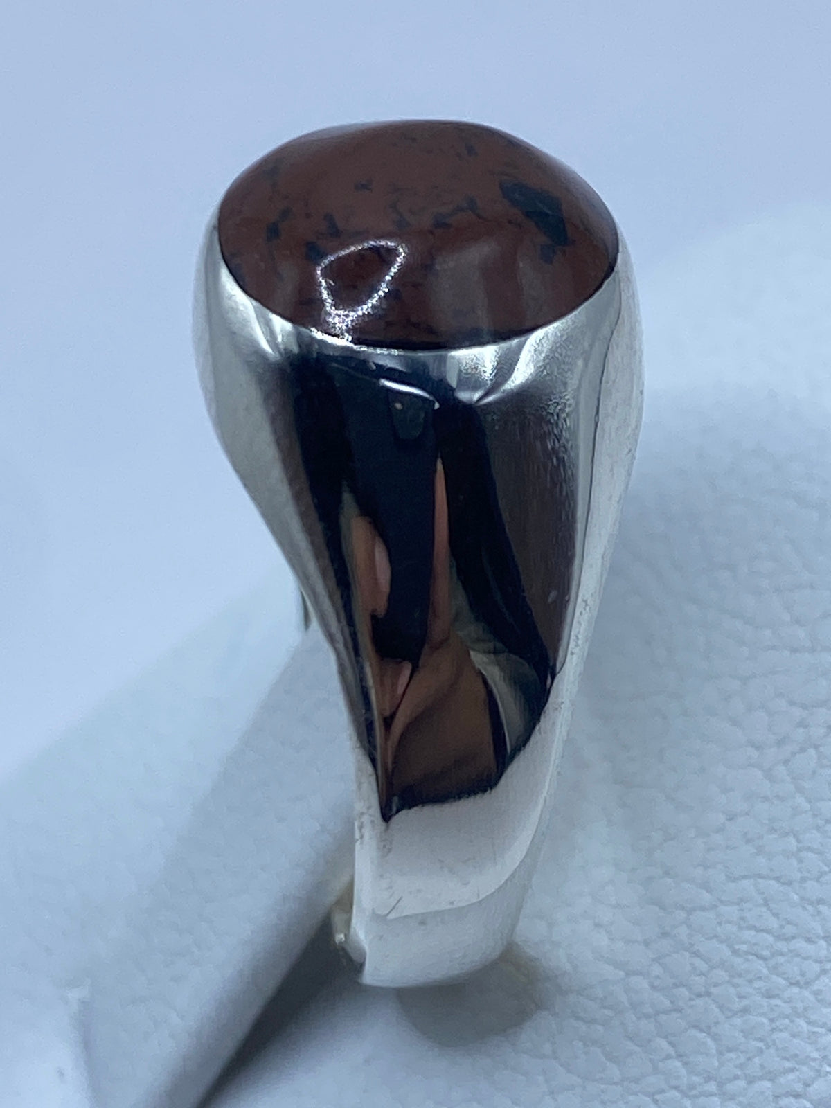 Anillo en la mano mostrando el tamaño y brillo de la piedra