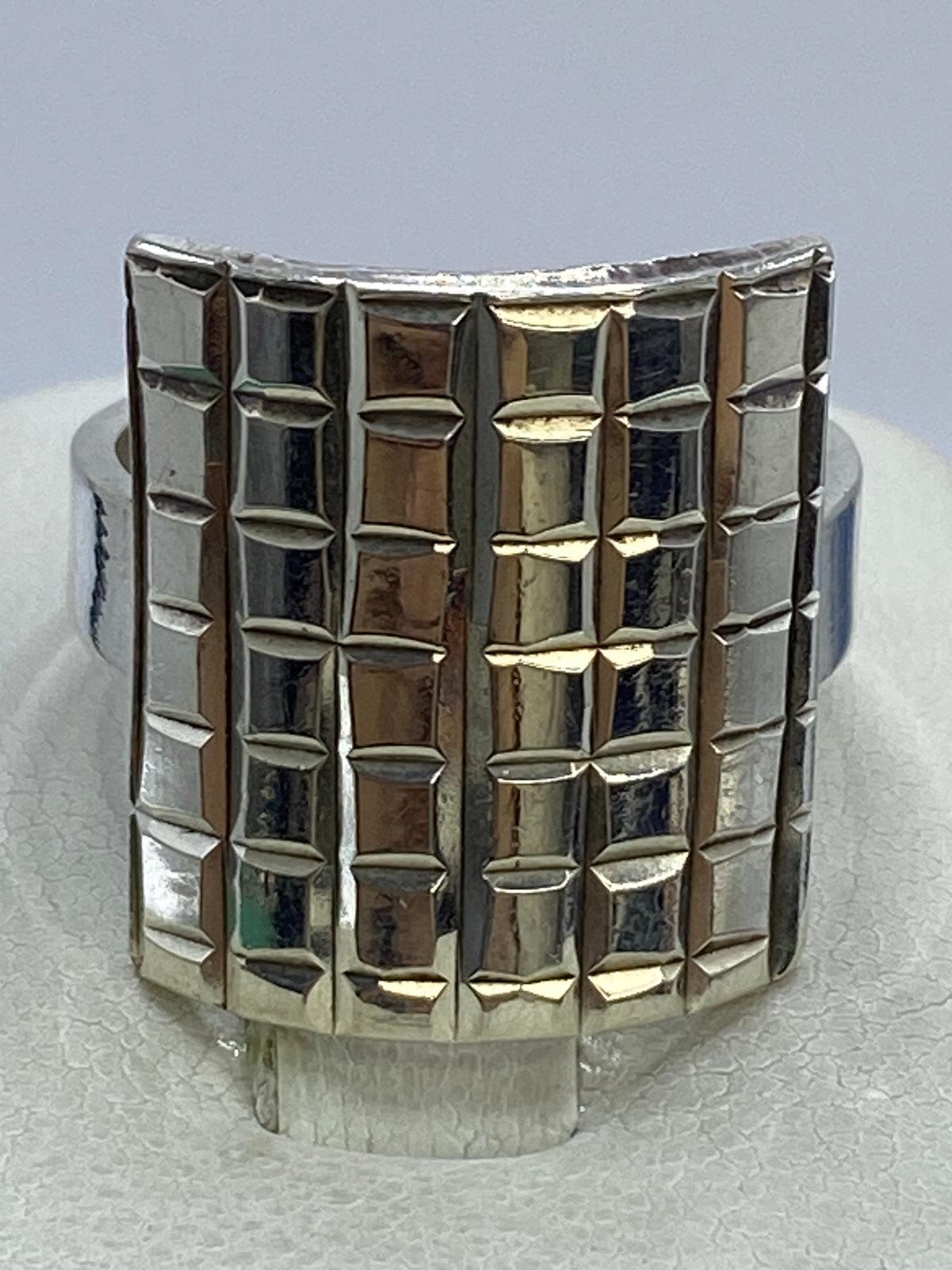Anillo de plata repujado con relieve geométrico en cuadros, talla 8