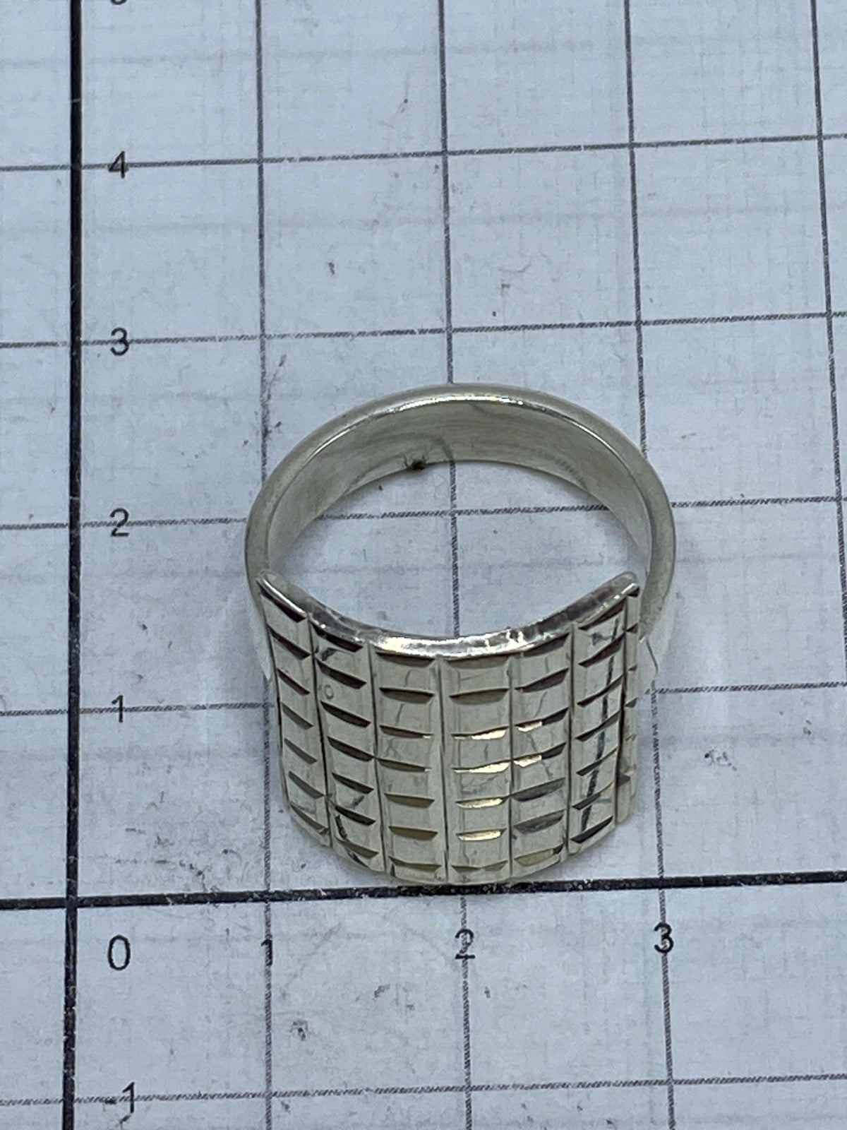 Anillo sobre la mano mostrando el peso y solidez de la pieza de 9.38 g